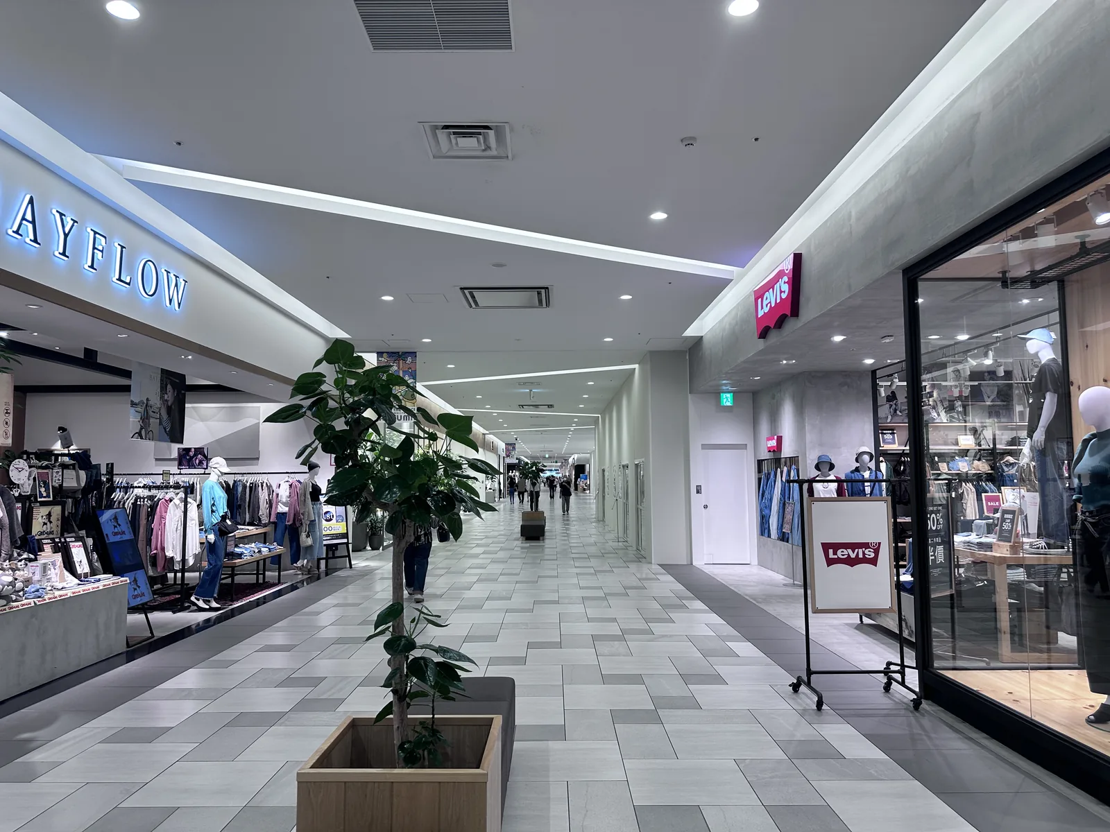 PARCO CITY 內寬闊的走道與兩側的服飾店