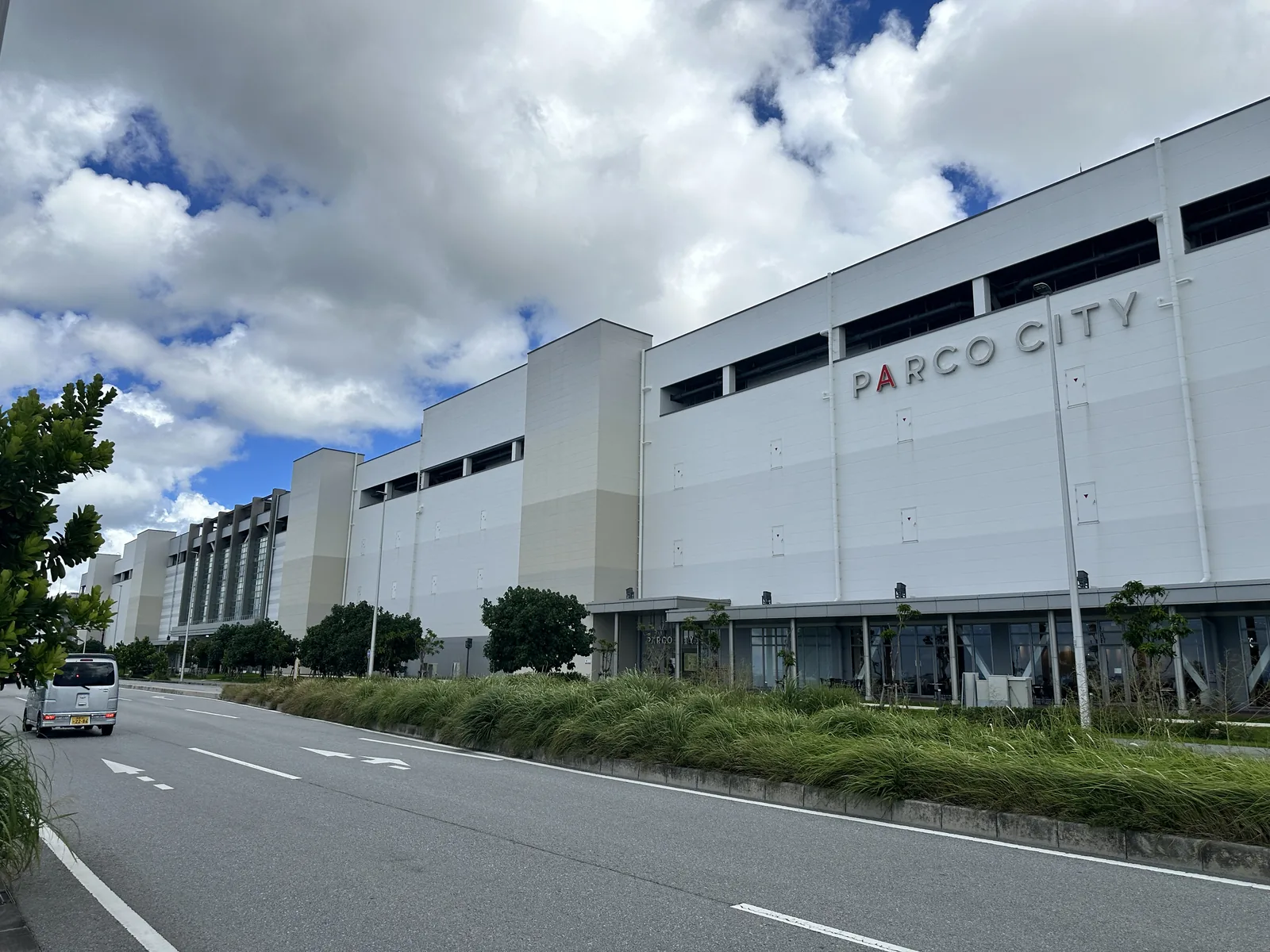 從路上看 PARCO CITY 長長的西側立面