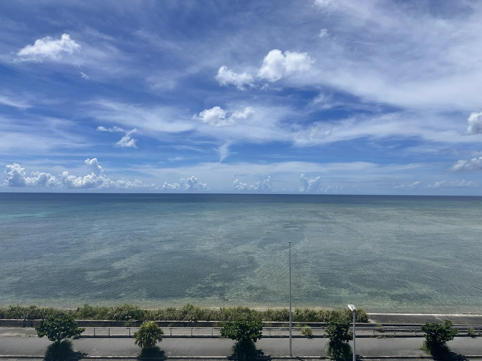 從海岸公路望出去的浦添西海岸東海海面