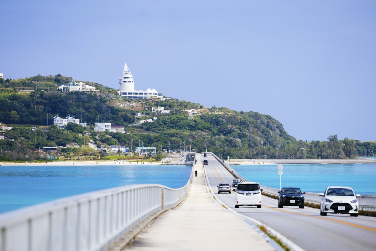 沖繩北部的古宇利大橋橫跨在藍綠色的海面上
