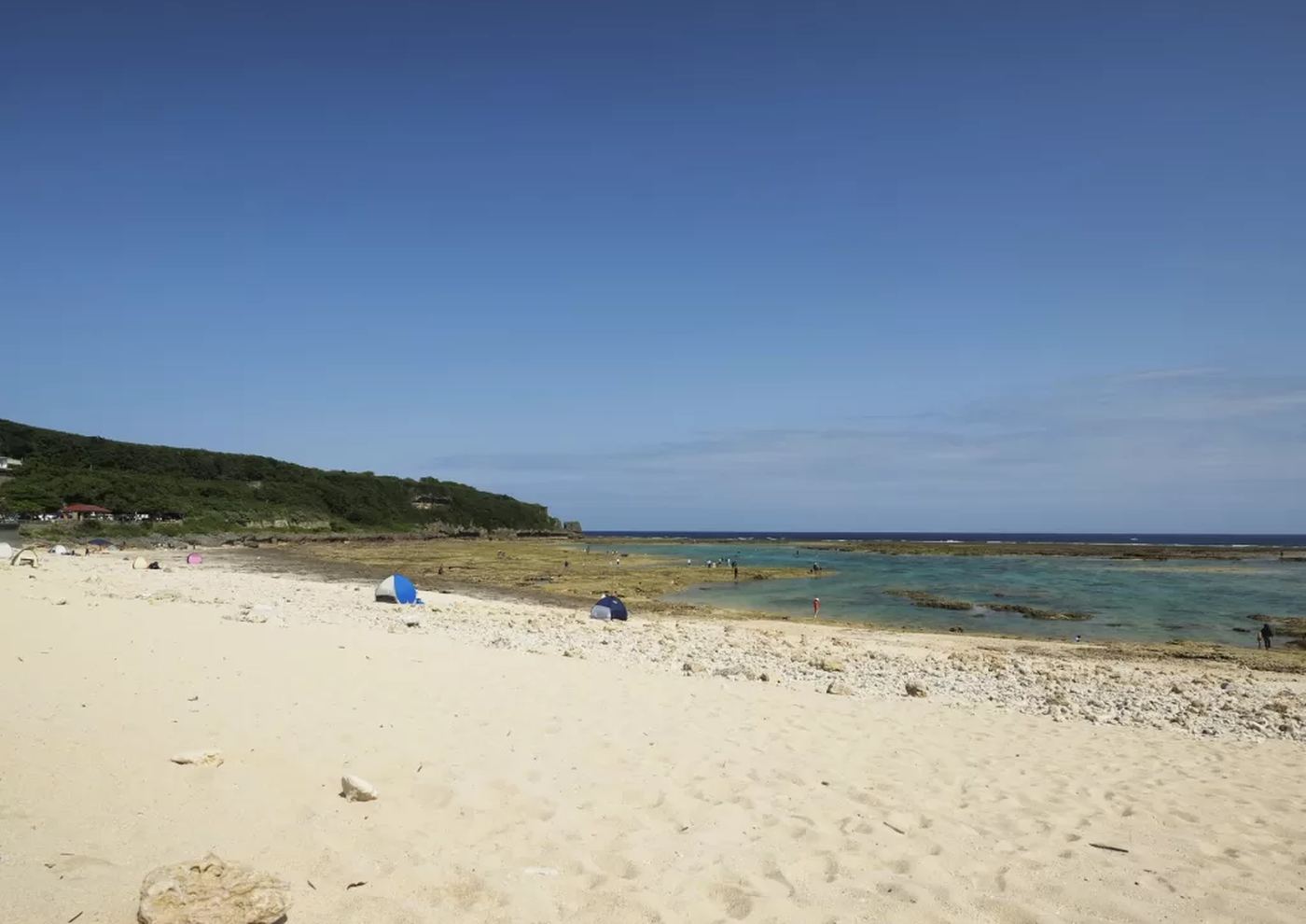 大度浜海岸の白い砂とリーフが見える海