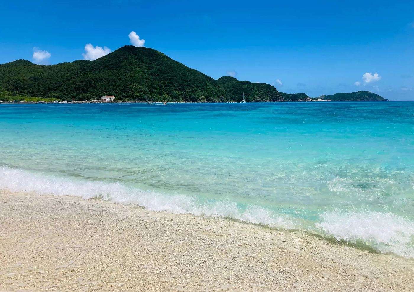 沖縄本島の浅い海と、向こうに見える島