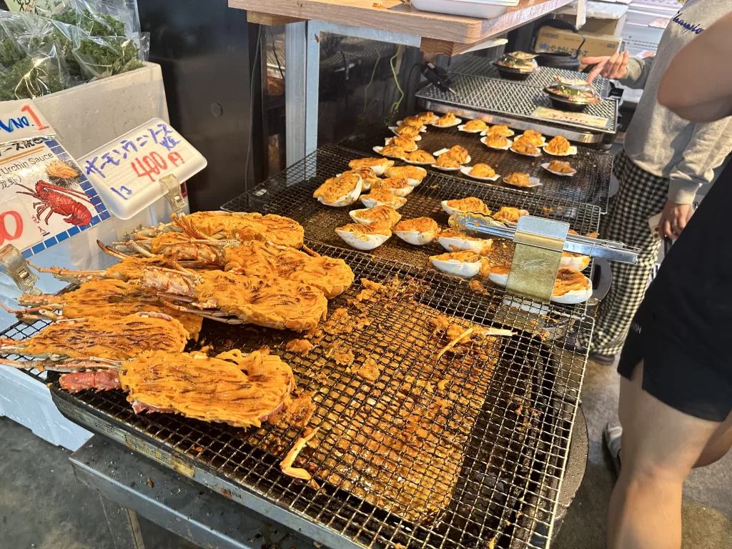 お魚センターの焼き台。貝やウニが炭火の上に並んでいる