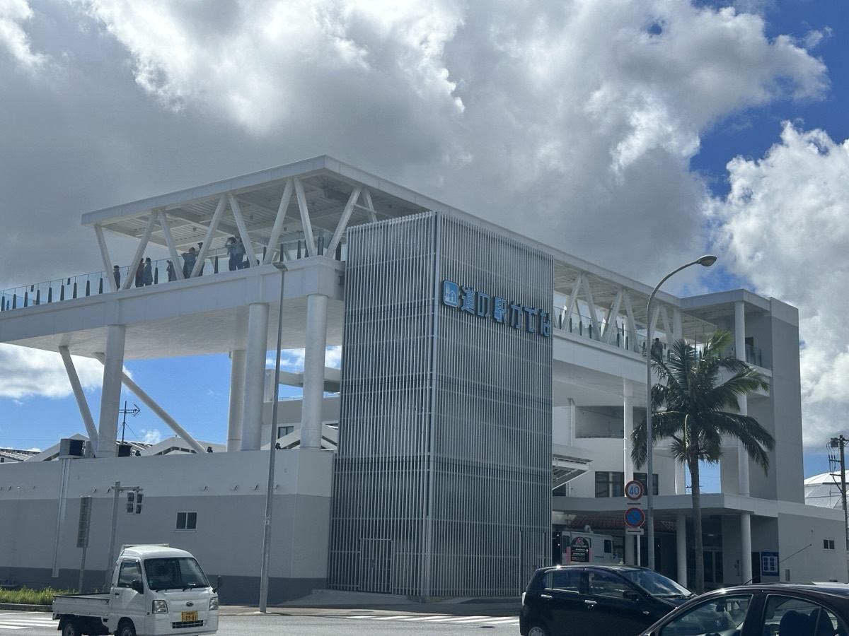 道の駅かでなの建物。ガラスとルーバーの4階建て外観