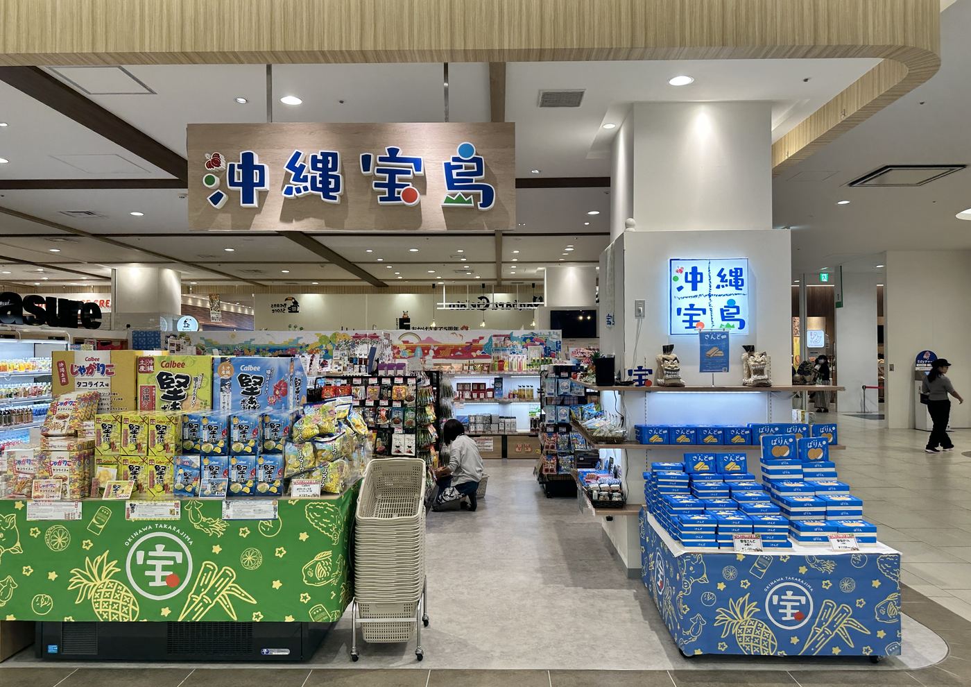 国際通りの土産店の店内。青い箱の菓子が平台に積まれている