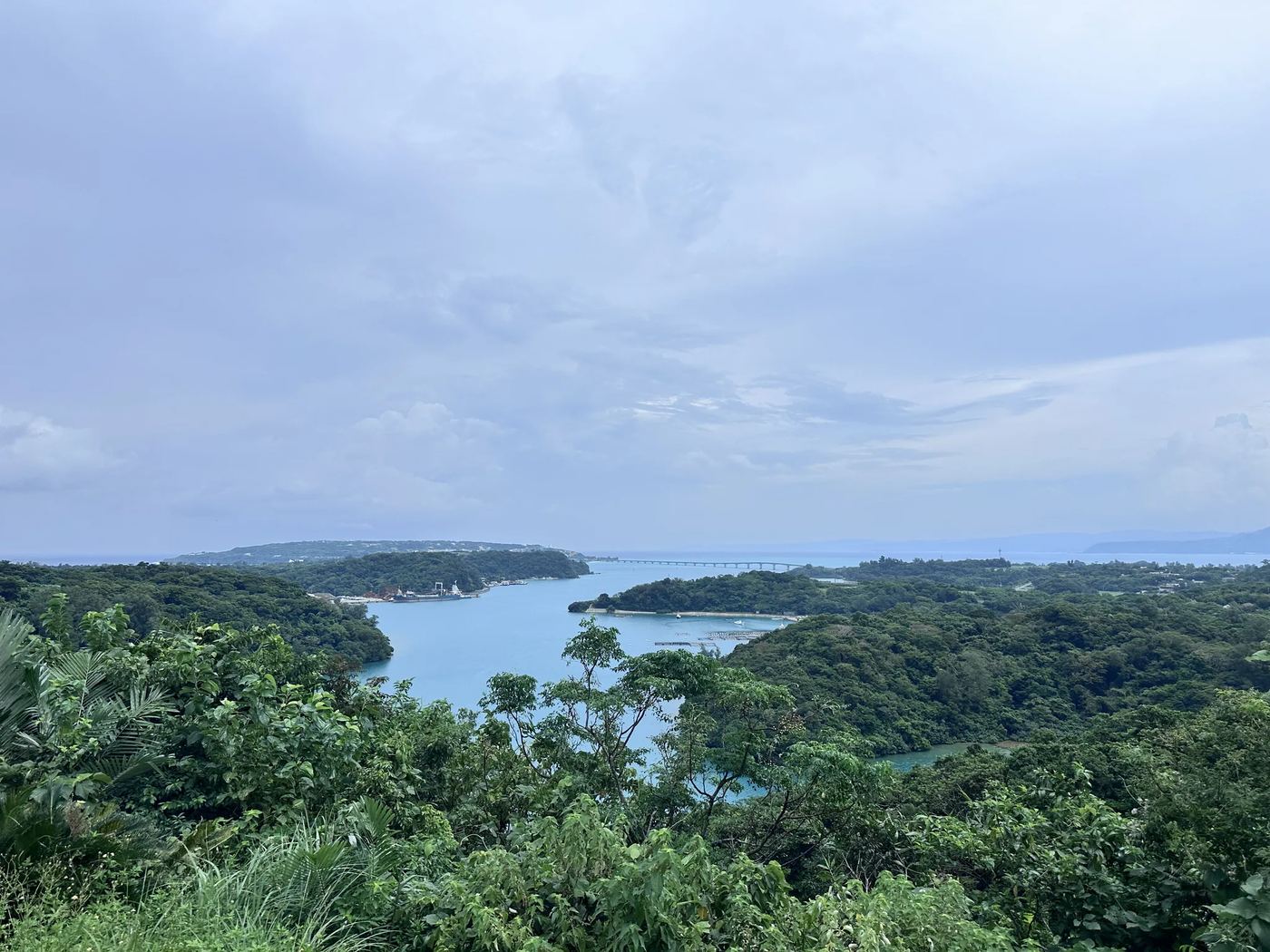 ワルミ海峡の奥に古宇利大橋が見える、リカリカワルミからの眺め