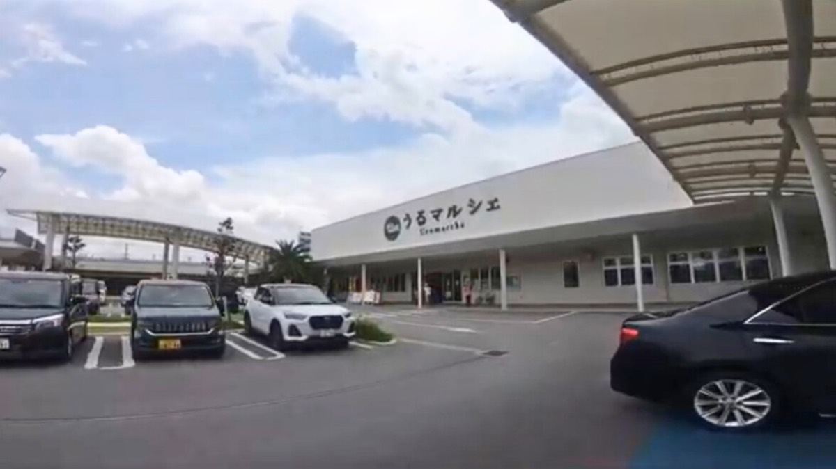 曲線の大屋根が架かるうるマルシェの外観と駐車場