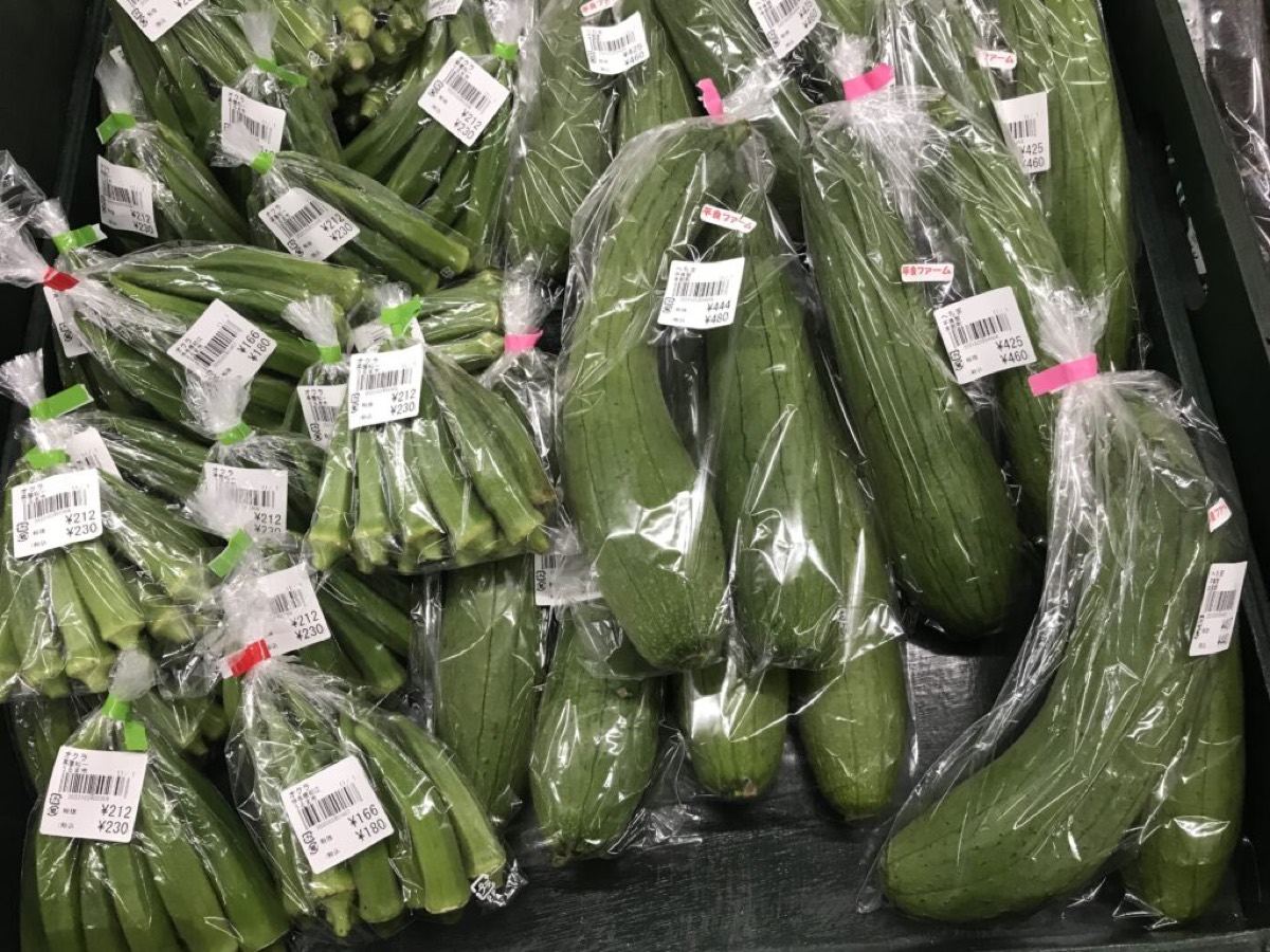 生産者名と価格の札が付いたオクラとナーベーラーの袋