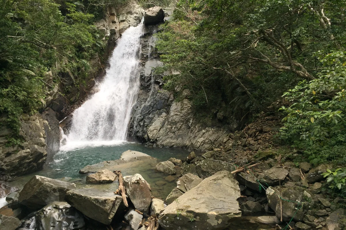 比地大滝。滝つぼの手前に岩が積み重なり、流木が残っている